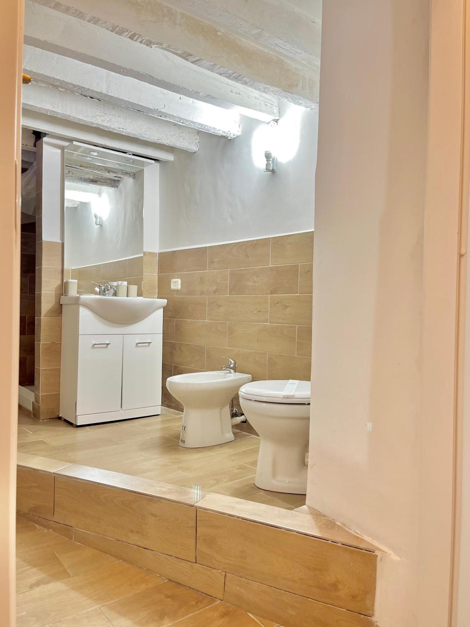 Genova Centro Affittacamere- Bagno In Comune Exterior foto